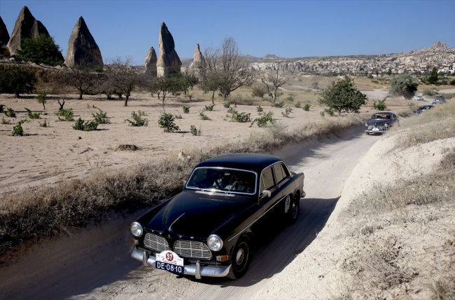 Klasik otomobil tutkunları Kapadokya'da mola verdi